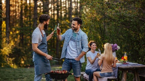 2 Paare grillen draußen