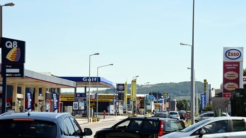 Kurz hinter der luxemburgischen Grenze in Wasserbillig reiht sich Tankstelle an Tankstelle. Viele Menschen aus Trier kommen zum tanken hierher. 