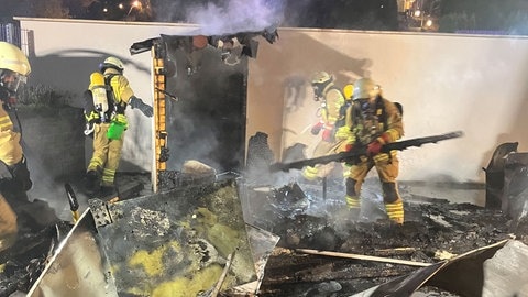 In einem Gebäude des Heilbronner Vereinsheims ist ein Feuer ausgebrochen: Ein Anwohner hatte versucht, den Brand mit einem Gartenschlauch zu löschen. Die Holzhütte wurde komplett zerstört. 