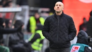 Torsten Lieberknecht steht nachdenklich an der Seitenlinie