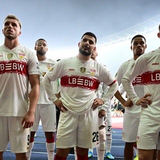 Die Spieler vom VfB Stuttgart enttäuscht vor der Fankurve nach dem Pokalfinale gegen die Bayern