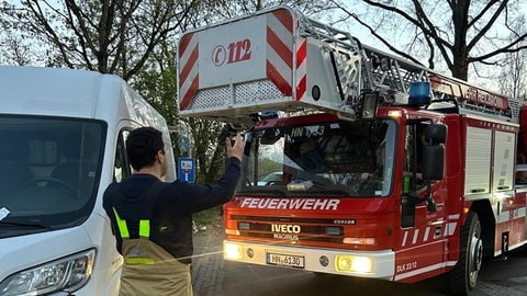 Ein Feuerwehrmann weist den Fahrer eines Feuerwehrautos an. Häufig sind Rettungswege von Falschparkern zugeparkt - auch in Heilbronn. 