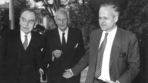 Carl Friedrich von Weizsäcker (rechts), Otto Hahn (links) und Walther Gerlach (Mitte) treffen am 17. April 1957 im Bonner Palais Schaumburg ein, um mit Bundeskanzler Konrad Adenauer die von ihm scharf kritisierte "Göttinger Erklärung" zu diskutieren