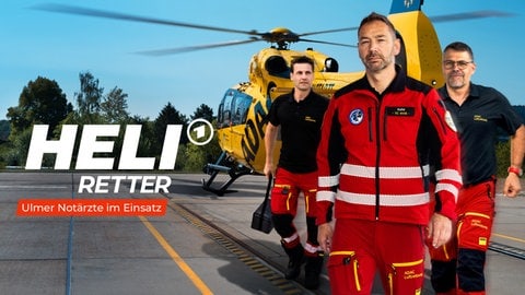 Drei Männer aus dem Notfall-Rettungsteam vor dem ADAC Rettungshubschrauber „Christoph 22“ 