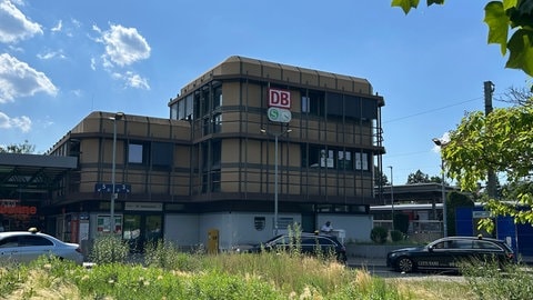 Der Bahnhof Waiblingen von außen. Beim Bahngipfel wurde auch über die Sanierung von kleineren Bahnhöfen in Baden-Württemberg gesprochen. Unter anderem der Bahnhof in Waiblingen soll modernisiert werden. 