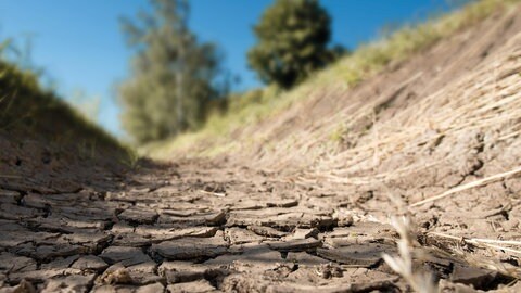 Ausgetrockneter Fluss. Mehr zum Thema Wasserknappheit unter #unserWasser