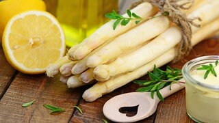 Spargel mit Öl und Zitrone