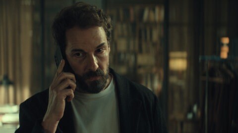 „Unfamiliar“ von Paul Coates