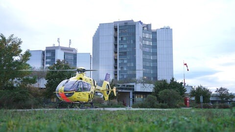 BG-Klinik mit einem Helikopter auf der Wiese 
