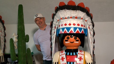 Besonders stolz ist Achim Wille auf seine größten Figuren. Diese Indianer-Figur misst zwei Meter.