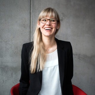 Persönlichkeitspsychologin Eva Asselmann erforscht, welche Einflussfaktoren unsere Persönlichkeit verändern.