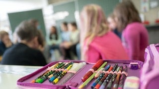 Kinder sitzen im Unterricht: An Grundschulen ist die Zahl der Stellen für Sozialarbeit besonders gestiegen.