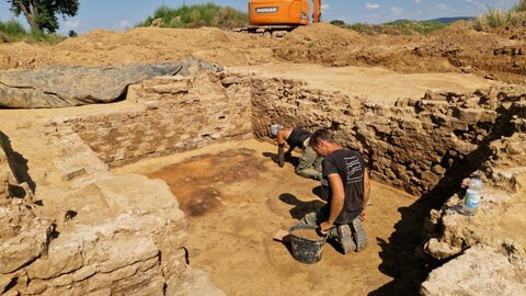 Ein aus Stein gemauerter Keller während der Ausgrabung. Er wurde auf der Baustelle für den KI-Innovationspark in Heilbronn von Archäologen entdeckt. 