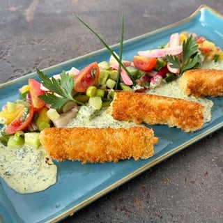Fischstäbchen mit Kräutersoße und Kartoffel-Radieschen-Salat