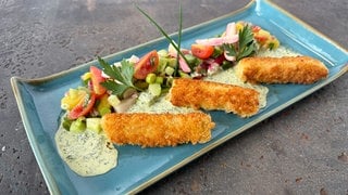 Fischstäbchen mit Kräutersoße und Kartoffel-Radieschen-Salat