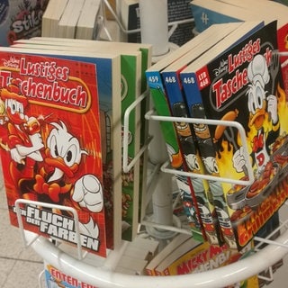 Comics von Disney stehen in einem Regal in einem Supermarkt. Symbolfoto.