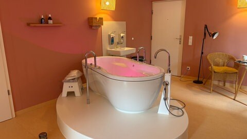 Eine große Badewanne steht in dem Zimmer im Mainzer Geburtshaus "Kokobelly".