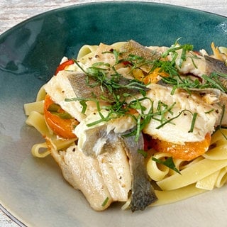 Bandnudeln mit Fetacreme, Aprikosen und gebratenem Forellenfilet
