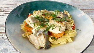 Bandnudeln mit Fetacreme, Aprikosen und gebratenem Forellenfilet