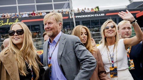 Prinzessin Amalia, König Willem-Alexander, Prinzessin Alexia und Königin Máxima auf der Startaufstellung vor dem Großen Preis der Niederlande der Formel 1 auf der Rennstrecke von Zandvoort.