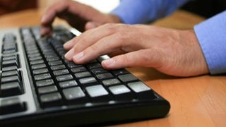 Finger auf einer Tastatur
