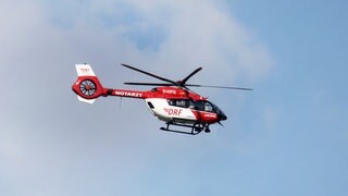 Ein DRF Rettungshubschrauber (Symbolbild). In Heilbronn ist ein solcher mitten in der Innenstadt gelandet. Eine 86-Jährige hatte sich in ihrer Wohnung verletzt. 