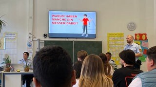 Schülerinnen und Schüler der Tulla-Realschule in Mannheim folgen dem Polizeiunterricht zum Thema Waffen und Messer-Gewalt