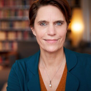 Autorin Kathrin Fischer schaut direkt in die Kamera.
