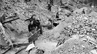 Eine Gruppe von Trümmerfrauen am 22. Dezember 1948 im völlig zerbombten Berlin bei der Arbeit