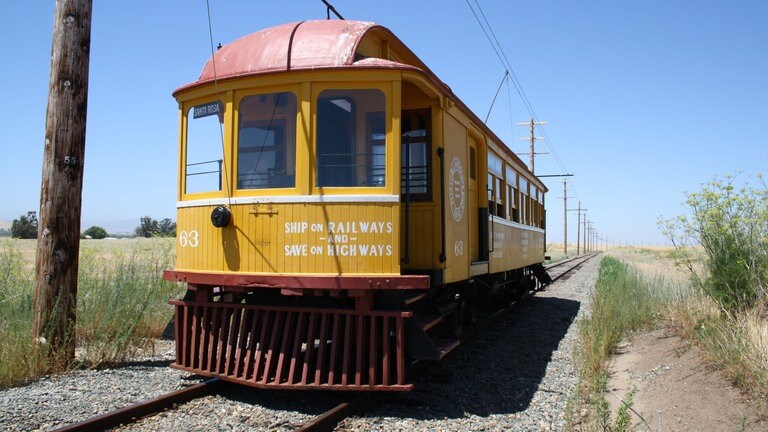 Straßenbahnwagen auf der Strecke des Western Railway Museums