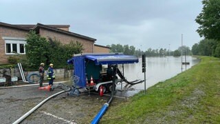 Aufräumarbeiten nach dem Hochwasser an der Wilhelm-Schussen-Schule in Kehlen in der Gemeinde Meckenbeuren