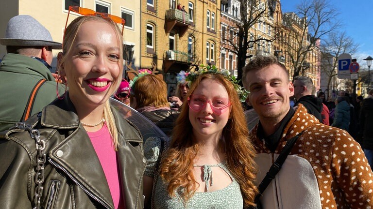 Gute Stimmung und bunte Kostüme am Rande des Rosenmontagsumzugs in Koblenz 2025.