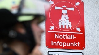 Ein Hinweisschild mit der Aufschrift "Notfall-Infopunkt" an einem sogenannten Katastrophenschutzleuchtturm. Die Feuewehr ist Anlaufstelle für die Bevölkerung im Falle einer Katastrophe wie einem Blackout.