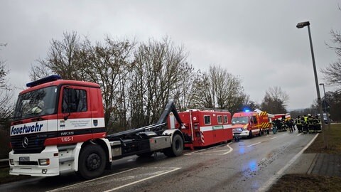 Die Feuerwehrfahrzeuge vor Ort: In Bad Sobernheim ist ein 63-jähriger Mann in die Nahe gestürzt. Die Suchaktion blieb bislang ohne Erfolg. 