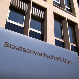 Schild von der Staatsanwaltschaft Ulm, dahinter das Gebäude an der Olgastraße.