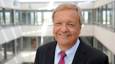 Das Bild zeigt ein Portrait von Dr. Hermann Eicher