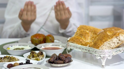 Muslimischer Mensch beim Fastenbrechen an Ramadan