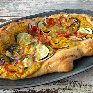 Hefefladen mit Zucchini und Paprika