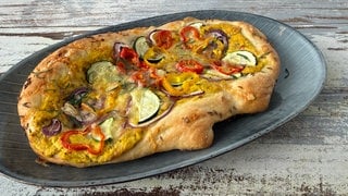 Hefefladen mit Zucchini und Paprika