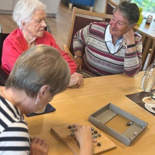Seniorinnen in der Wohnküche ihrer Pflege-WG in Trier-Kürenz: Die WG ist eine von mehreren Ideen für gutes Wohnen im Alter