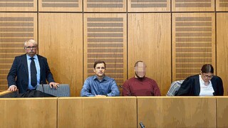 Der Angeklagte beim Prozessauftakt vor dem Landgericht Mainz. Er soll 38 Mal mit einem Messer zugestochen haben.