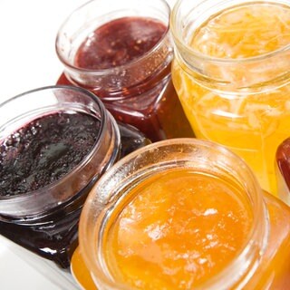 Verschiedene Marmeladengläser