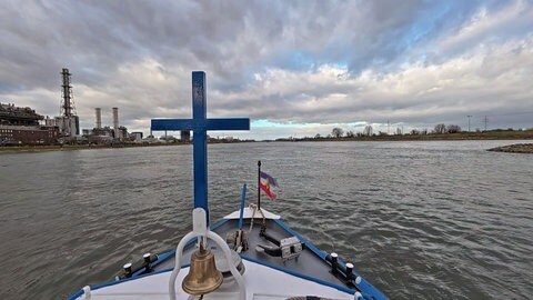Das Boot des Hafenpfarrers unterwegs im Mannheimer Hafen