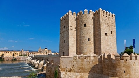 Römische Brücke in Córdoba über den Guadalquivir mit Blick auf die Mezquita-Kathedrale