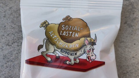 Motivwagen mit Esel und Fußgruppe mit Städtevertretern im Jutesack auf Düsseldorfer Rosenmontagsumzug 