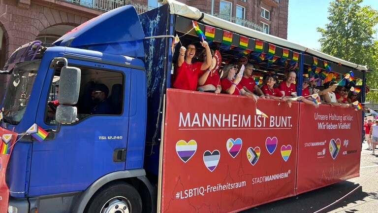 Umzugswagen bei der "Monnem Pride 2026"