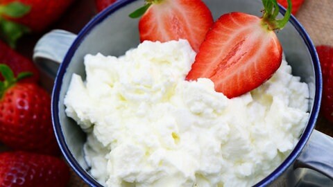 Quark mit Erdbeeren