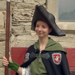 Yvonne Bares ist eine junge Frau in traditioneller Kleidung, sie ist Deutschlands jüngste Nachtwächterin.