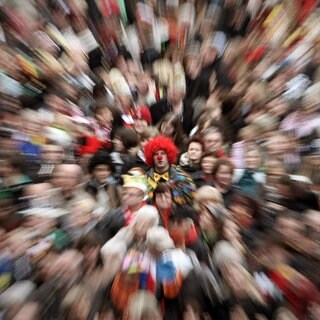 Zoom auf eine Menschenmenge bei der Fastnacht in Mainz. Ein Super-Recognizer der Polizei hat am Rosenmontag in Mainz zwei Personen entdeckt, die nicht dort sein durften