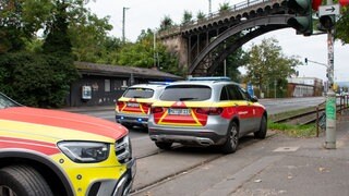 Rettungsfahrzeuge an der Rheinallee: bei einem Zugunfall am Bahnhof Mainz-Nord wurde ein angetrunkener Mann von einer S-Bahn angefahren und verletzt.